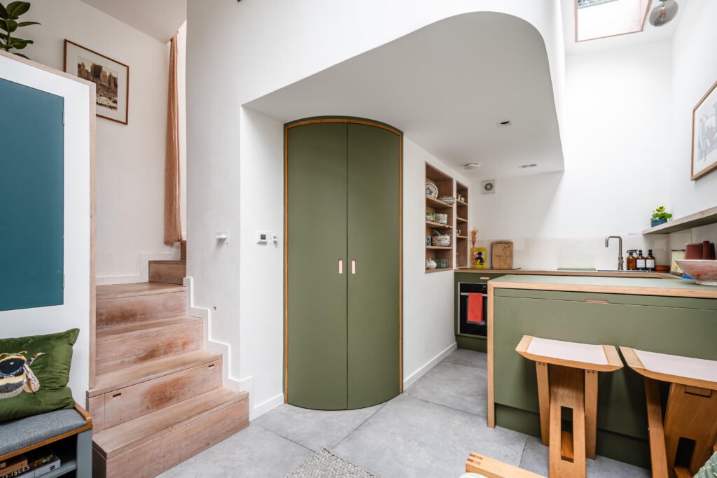 A stunning tiny home in Homerton, London, hides a stylish secret behind its shed-like exterior—modern design, smart storage, and luxury details for £415,000.