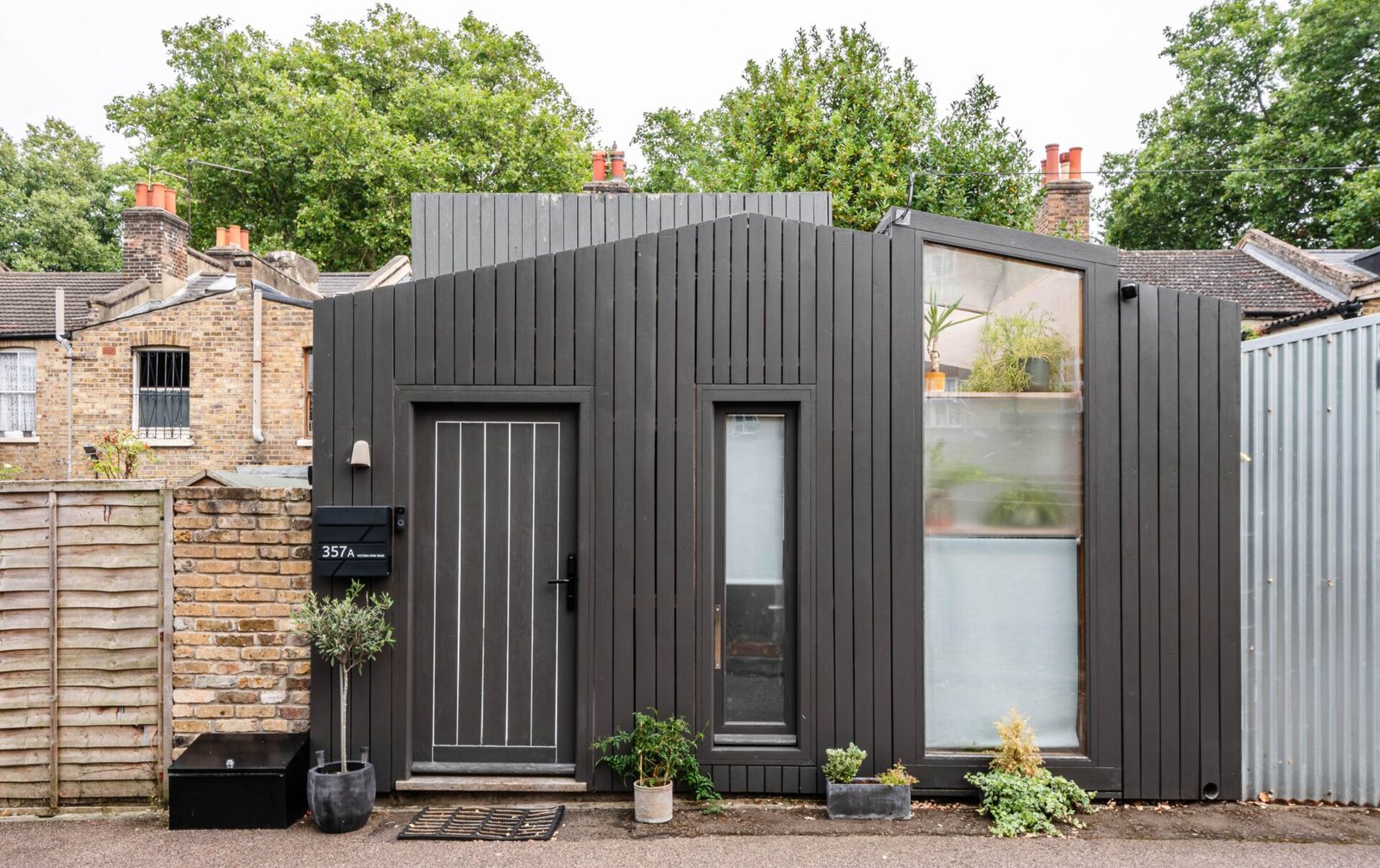 A stunning tiny home in Homerton, London, hides a stylish secret behind its shed-like exterior—modern design, smart storage, and luxury details for £415,000.