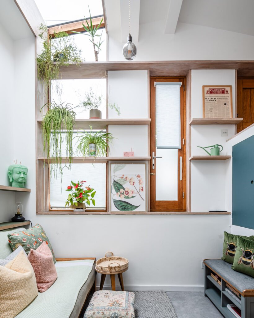 A stunning tiny home in Homerton, London, hides a stylish secret behind its shed-like exterior—modern design, smart storage, and luxury details for £415,000.