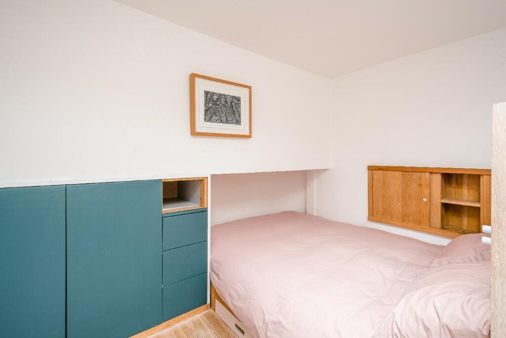 A stunning tiny home in Homerton, London, hides a stylish secret behind its shed-like exterior—modern design, smart storage, and luxury details for £415,000.