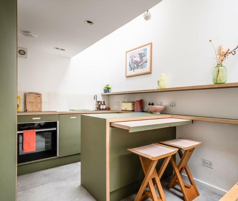 A stunning tiny home in Homerton, London, hides a stylish secret behind its shed-like exterior—modern design, smart storage, and luxury details for £415,000.