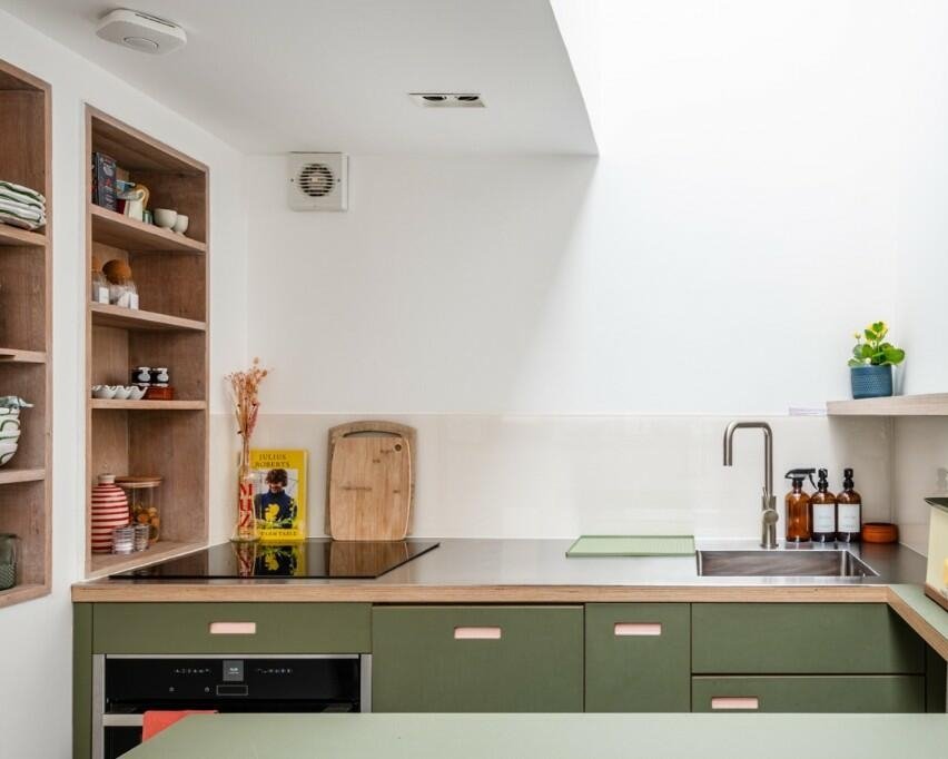 A stunning tiny home in Homerton, London, hides a stylish secret behind its shed-like exterior—modern design, smart storage, and luxury details for £415,000.