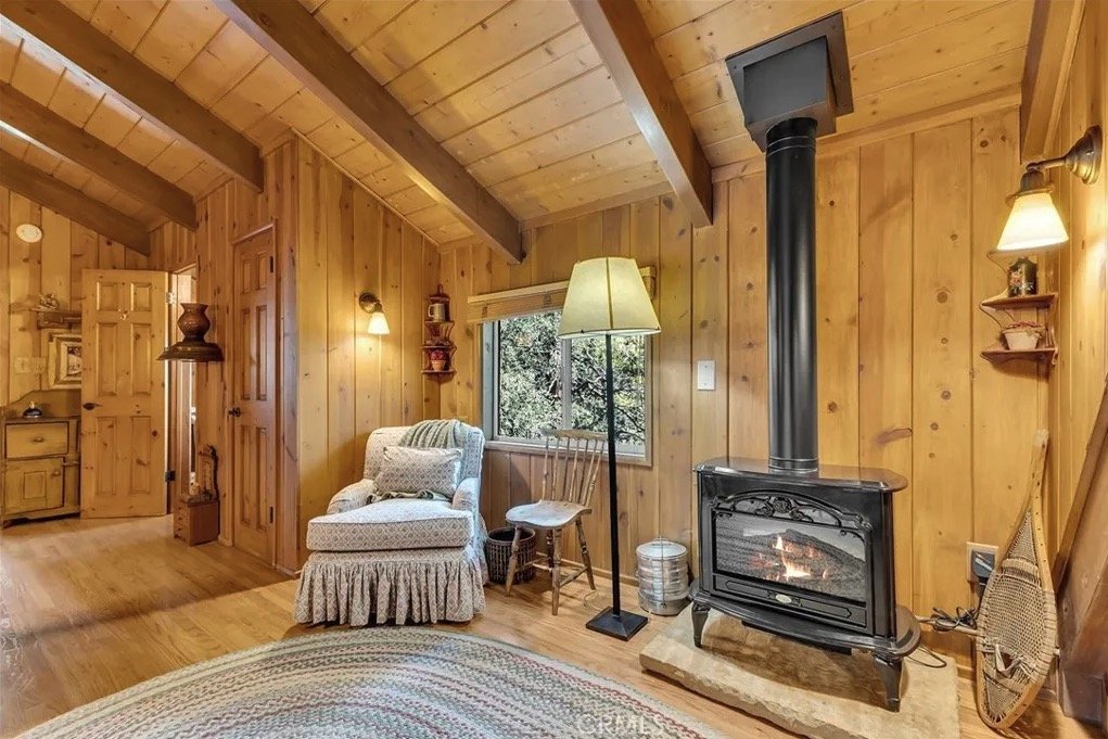Dolly Parton’s cabin, once shared with her late husband, is for sale. Secure this historic retreat brimming with Dolly’s charm, mountain serenity, and music history today