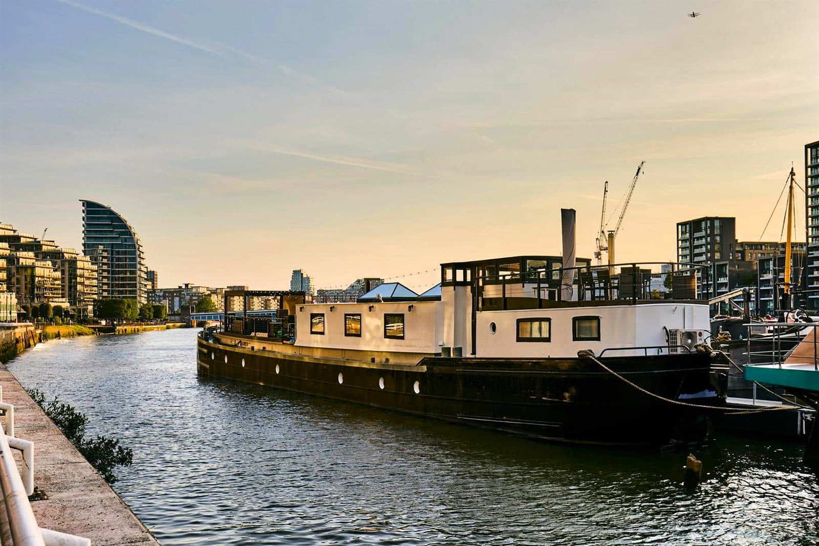 A stunning £1.5m Spitz barge in London with four en-suite bedrooms, panoramic views, and luxury interiors offers rare riverside living just minutes from Central London.