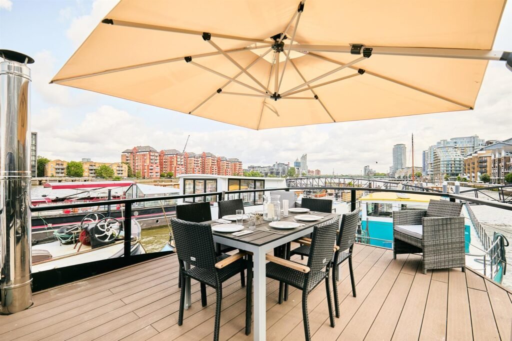 A stunning £1.5m Spitz barge in London with four en-suite bedrooms, panoramic views, and luxury interiors offers rare riverside living just minutes from Central London.