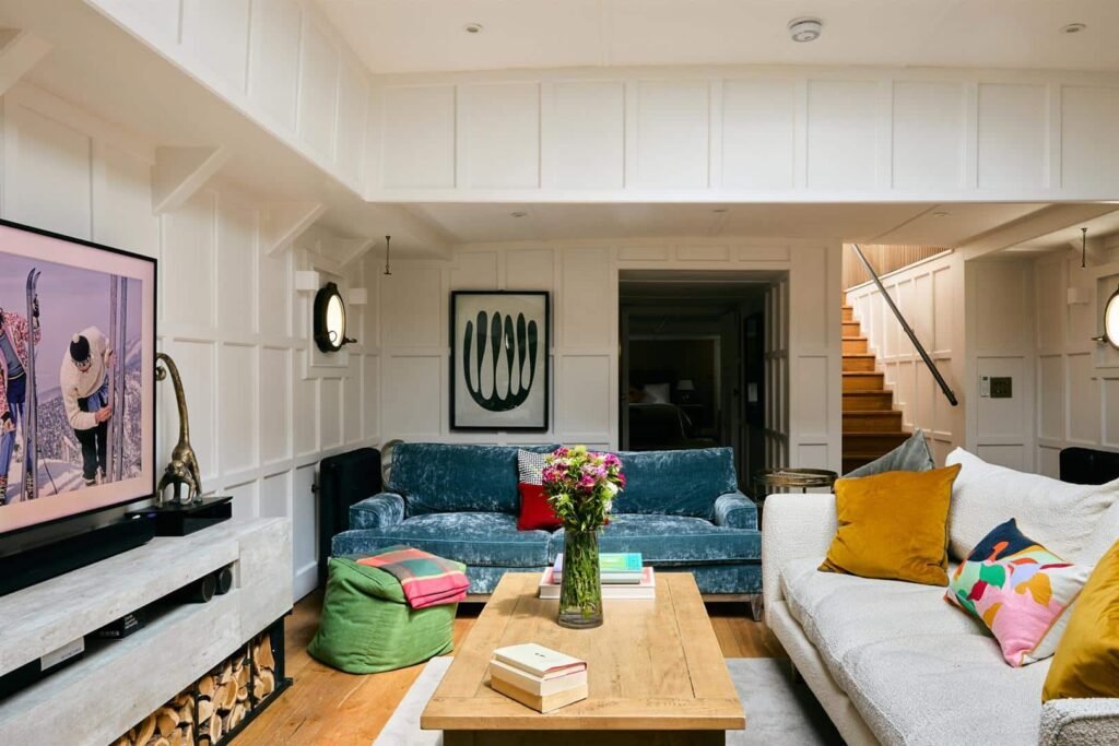 A stunning £1.5m Spitz barge in London with four en-suite bedrooms, panoramic views, and luxury interiors offers rare riverside living just minutes from Central London.