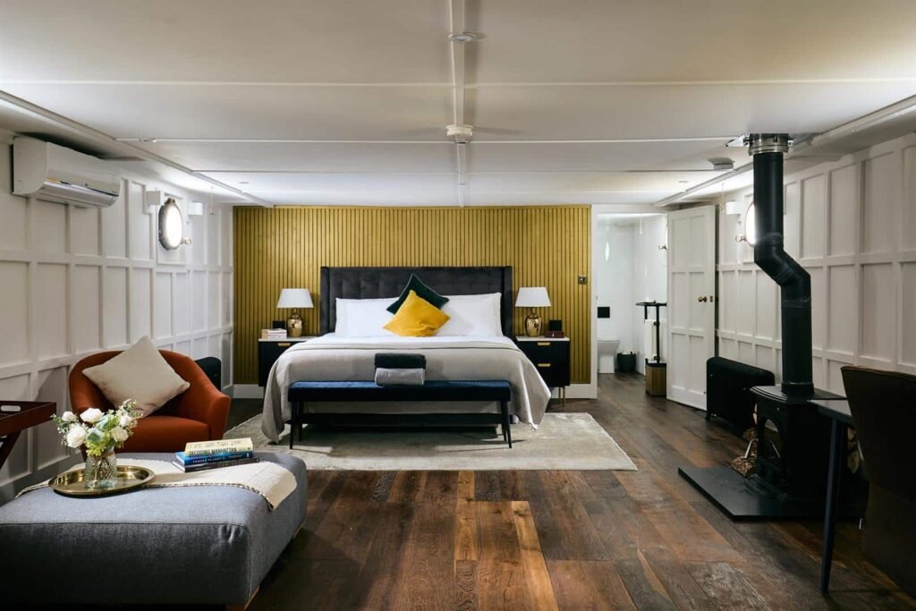 A stunning £1.5m Spitz barge in London with four en-suite bedrooms, panoramic views, and luxury interiors offers rare riverside living just minutes from Central London.