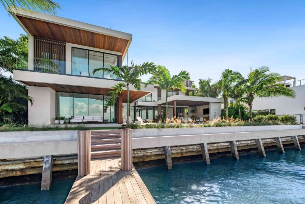 Eddie Irvine lists his £27.6m Miami estate with 6 bedrooms, rooftop views, a pool, boat lift, smart tech, and eco features just steps from Biscayne Bay’s waterfront.