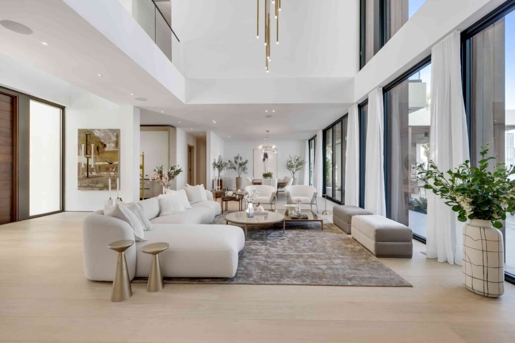 Eddie Irvine lists his £27.6m Miami estate with 6 bedrooms, rooftop views, a pool, boat lift, smart tech, and eco features just steps from Biscayne Bay’s waterfront.