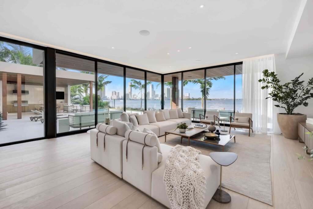 Eddie Irvine lists his £27.6m Miami estate with 6 bedrooms, rooftop views, a pool, boat lift, smart tech, and eco features just steps from Biscayne Bay’s waterfront.