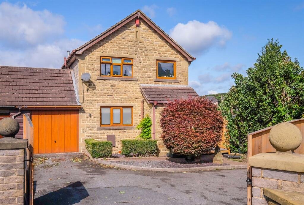 A Bradford home with a hot tub and summerhouse bar stuns online with its open plan ensuite - where even the toilet and shower are exposed inside the bedroom.