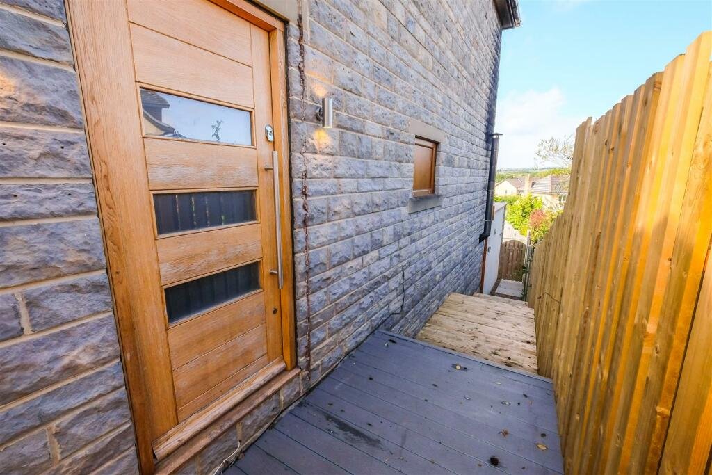 A Bradford home with a hot tub and summerhouse bar stuns online with its open plan ensuite - where even the toilet and shower are exposed inside the bedroom.