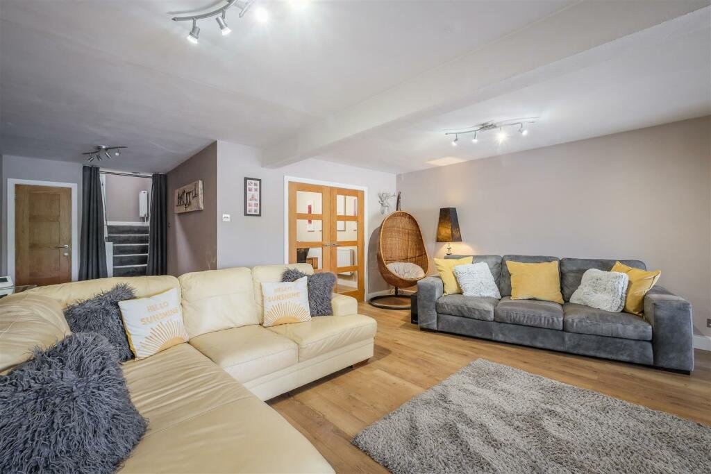A Bradford home with a hot tub and summerhouse bar stuns online with its open plan ensuite - where even the toilet and shower are exposed inside the bedroom.