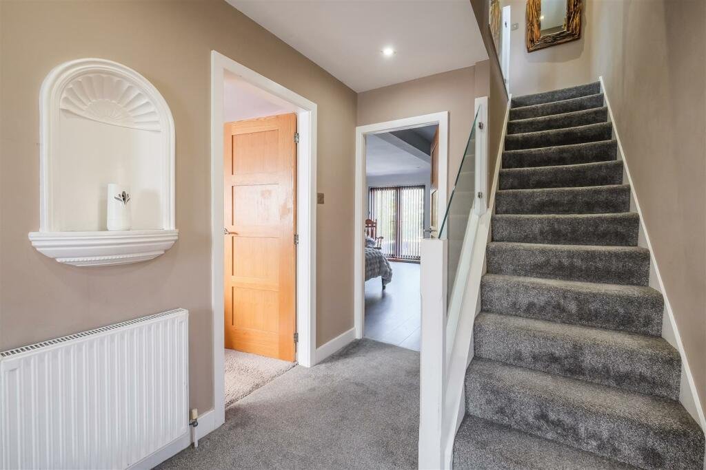 A Bradford home with a hot tub and summerhouse bar stuns online with its open plan ensuite - where even the toilet and shower are exposed inside the bedroom.