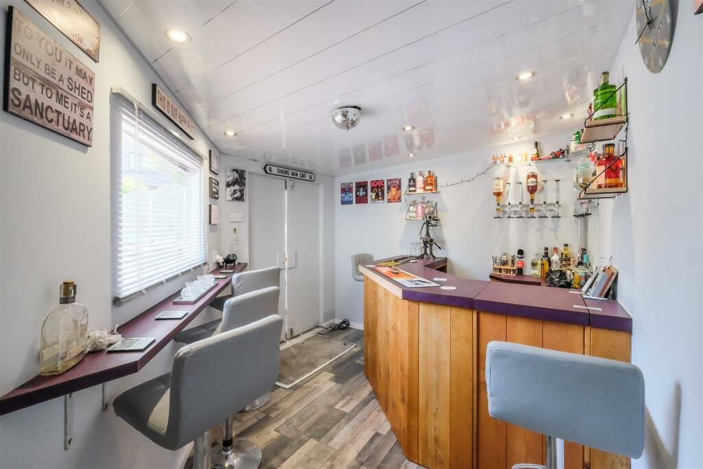 A Bradford home with a hot tub and summerhouse bar stuns online with its open plan ensuite - where even the toilet and shower are exposed inside the bedroom.