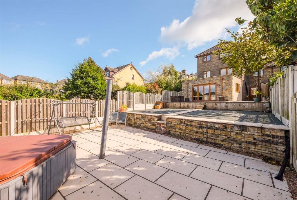 A Bradford home with a hot tub and summerhouse bar stuns online with its open plan ensuite - where even the toilet and shower are exposed inside the bedroom.