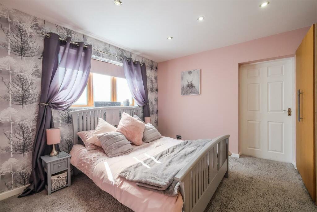 A Bradford home with a hot tub and summerhouse bar stuns online with its open plan ensuite - where even the toilet and shower are exposed inside the bedroom.