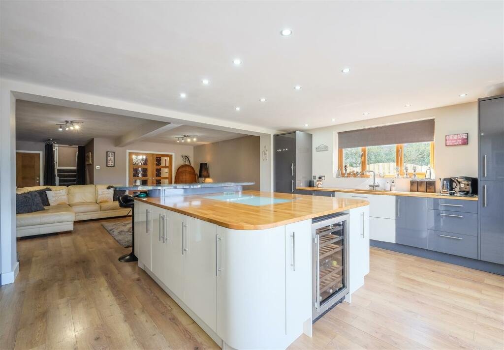 A Bradford home with a hot tub and summerhouse bar stuns online with its open plan ensuite - where even the toilet and shower are exposed inside the bedroom.