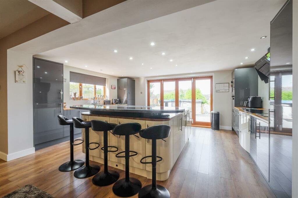 A Bradford home with a hot tub and summerhouse bar stuns online with its open plan ensuite - where even the toilet and shower are exposed inside the bedroom.
