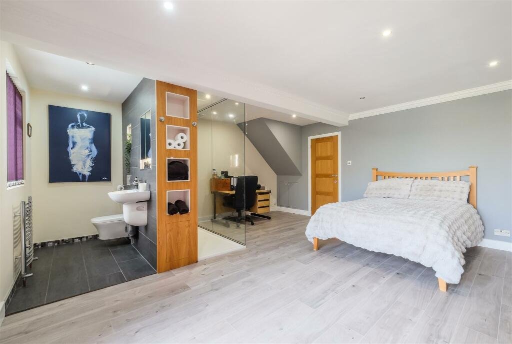A Bradford home with a hot tub and summerhouse bar stuns online with its open plan ensuite - where even the toilet and shower are exposed inside the bedroom.