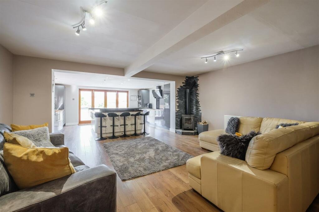 A Bradford home with a hot tub and summerhouse bar stuns online with its open plan ensuite - where even the toilet and shower are exposed inside the bedroom.