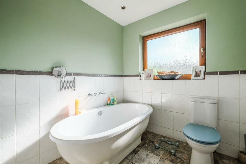 A Bradford home with a hot tub and summerhouse bar stuns online with its open plan ensuite - where even the toilet and shower are exposed inside the bedroom.