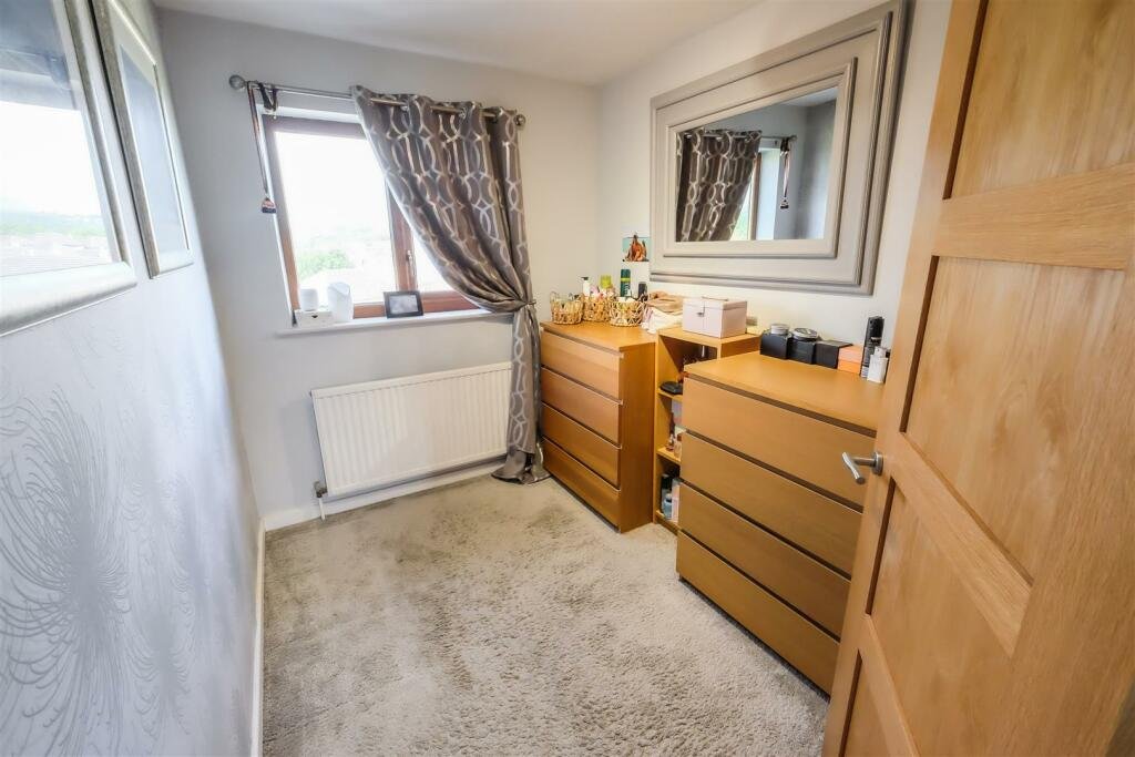 A Bradford home with a hot tub and summerhouse bar stuns online with its open plan ensuite - where even the toilet and shower are exposed inside the bedroom.