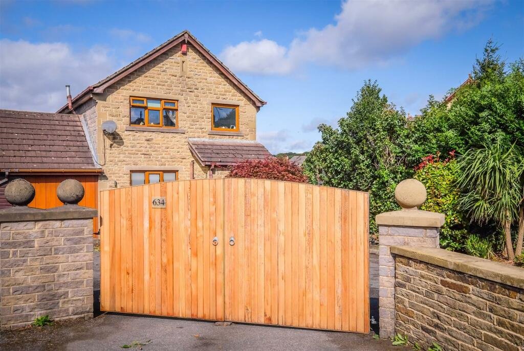 A Bradford home with a hot tub and summerhouse bar stuns online with its open plan ensuite - where even the toilet and shower are exposed inside the bedroom.
