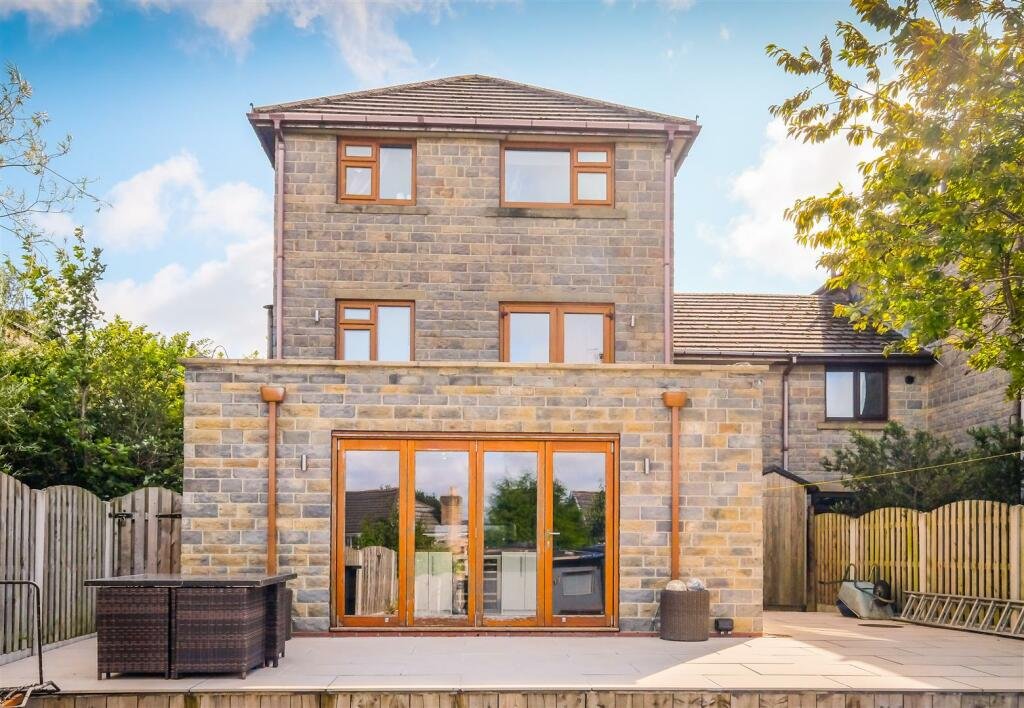 A Bradford home with a hot tub and summerhouse bar stuns online with its open plan ensuite - where even the toilet and shower are exposed inside the bedroom.