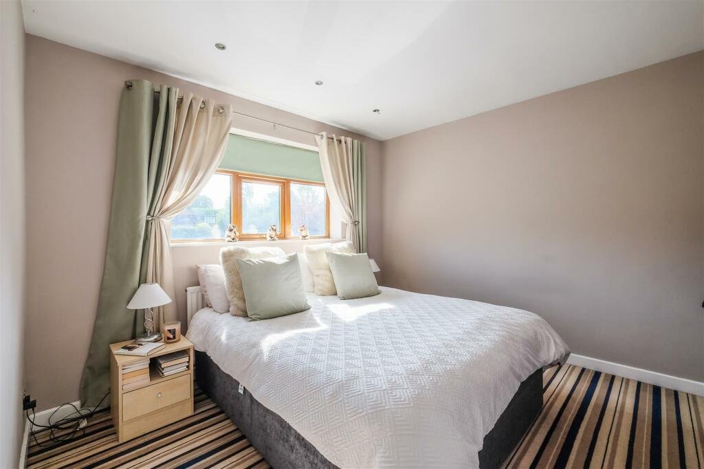 A Bradford home with a hot tub and summerhouse bar stuns online with its open plan ensuite - where even the toilet and shower are exposed inside the bedroom.