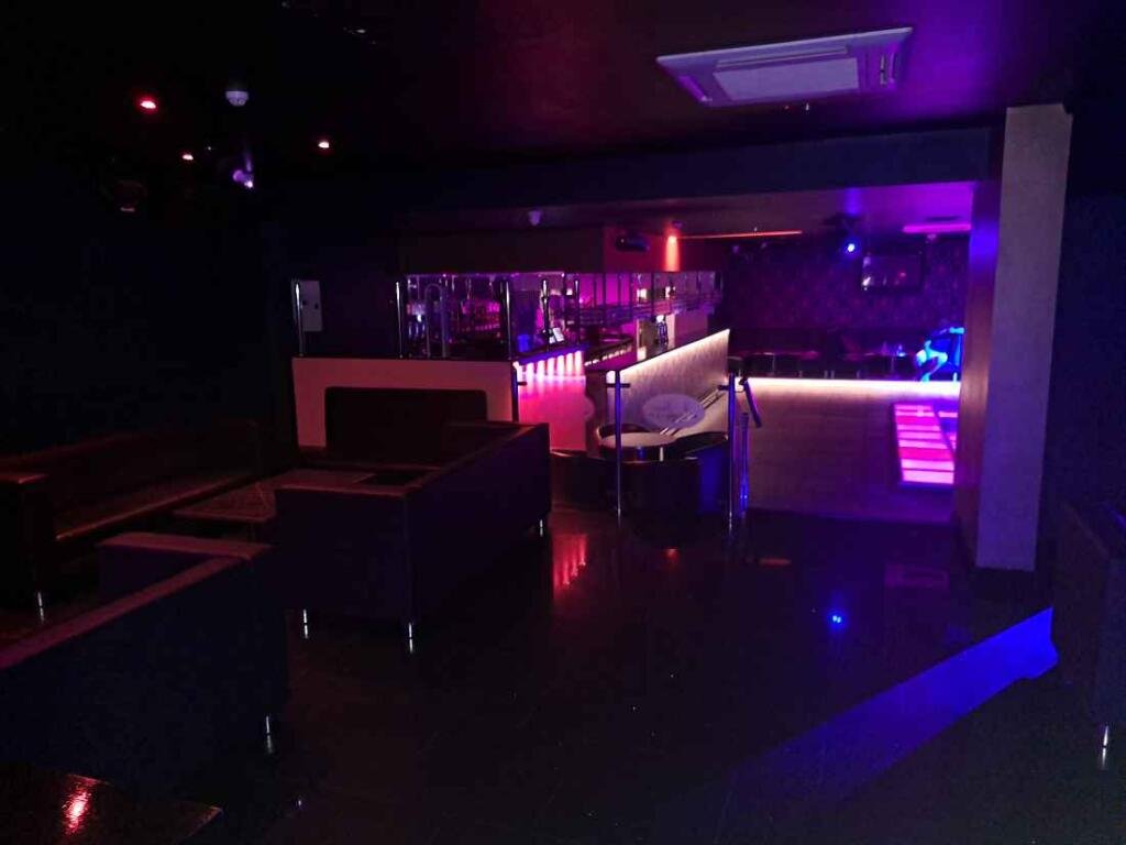Mirage, a licensed gentlemen’s club in Banbury with a 4 am permit and rare entertainment license, is up for sale at £75K after hosting Love Island’s Toby Aromolaran.