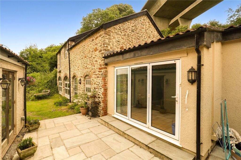 Beautiful countryside home in Clevedon hits the market for £475,000 but its unusual location directly under the M5 motorway is sparking debate and viral interest.