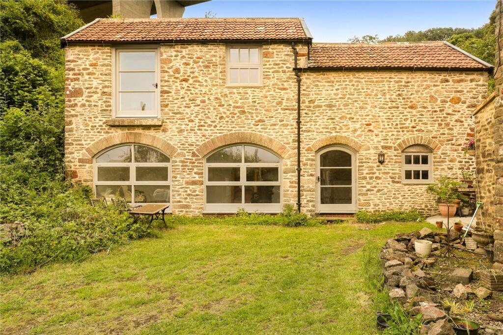 Beautiful countryside home in Clevedon hits the market for £475,000 but its unusual location directly under the M5 motorway is sparking debate and viral interest.