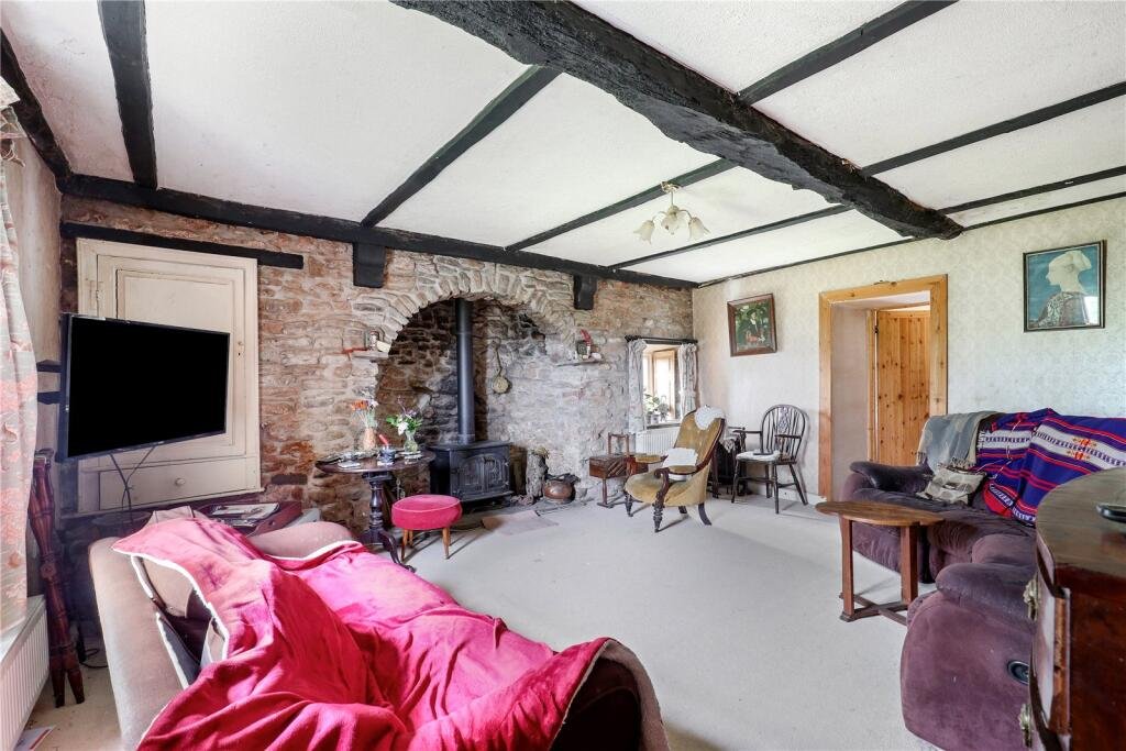 Beautiful countryside home in Clevedon hits the market for £475,000 but its unusual location directly under the M5 motorway is sparking debate and viral interest.
