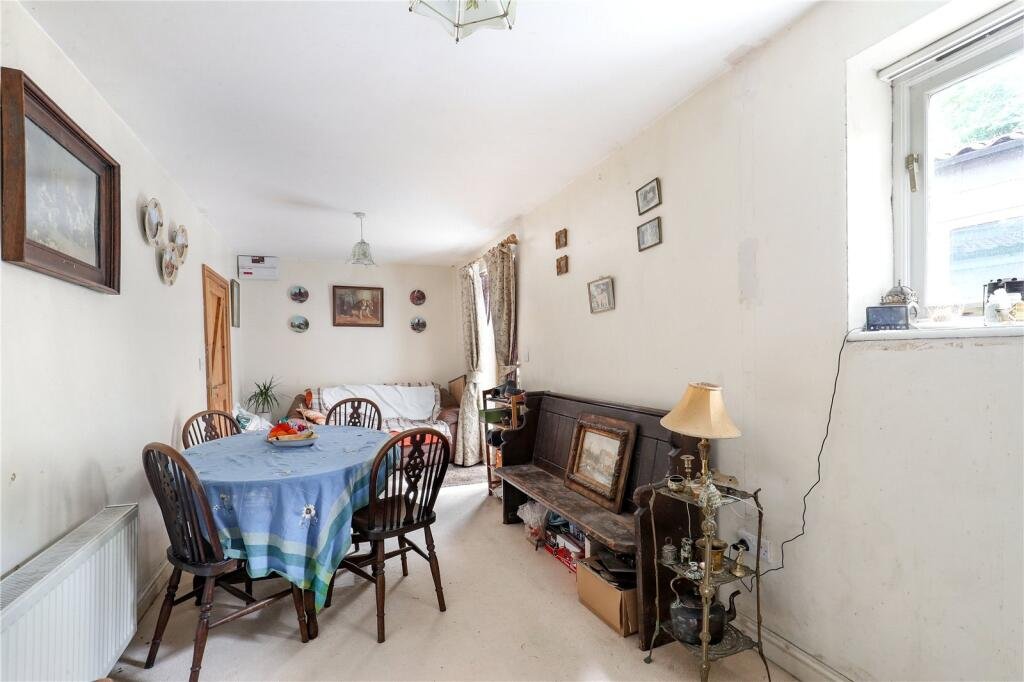 Beautiful countryside home in Clevedon hits the market for £475,000 but its unusual location directly under the M5 motorway is sparking debate and viral interest.