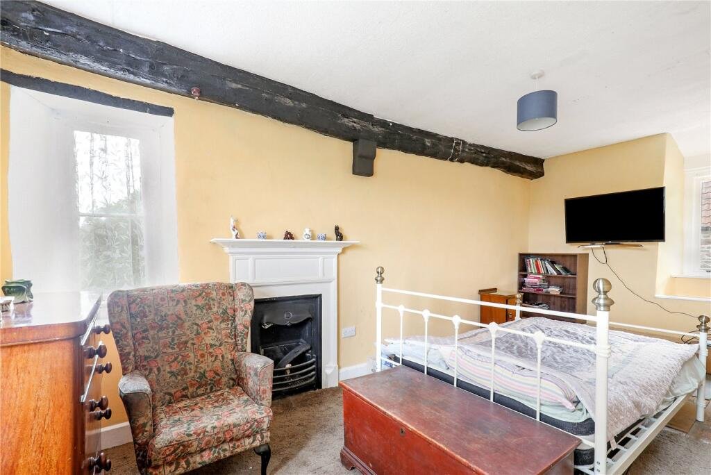 Beautiful countryside home in Clevedon hits the market for £475,000 but its unusual location directly under the M5 motorway is sparking debate and viral interest.
