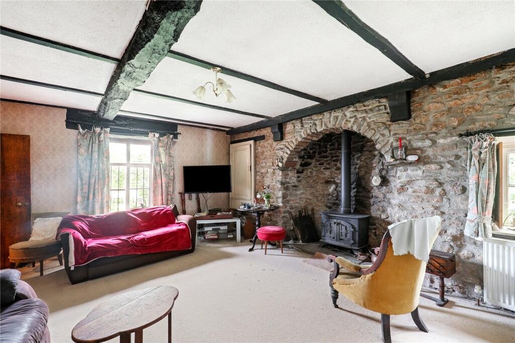 Beautiful countryside home in Clevedon hits the market for £475,000 but its unusual location directly under the M5 motorway is sparking debate and viral interest.
