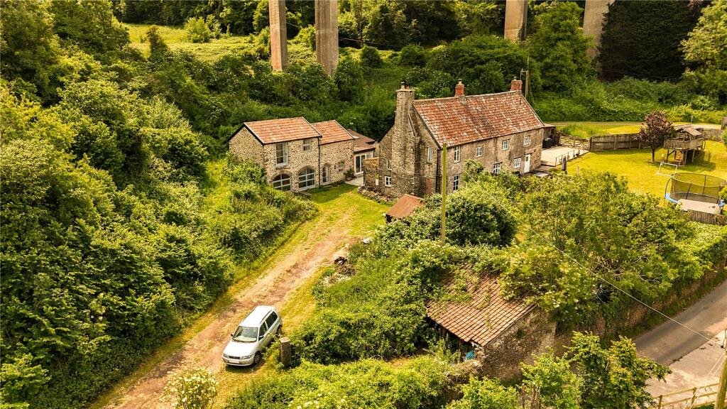 Beautiful countryside home in Clevedon hits the market for £475,000 but its unusual location directly under the M5 motorway is sparking debate and viral interest.