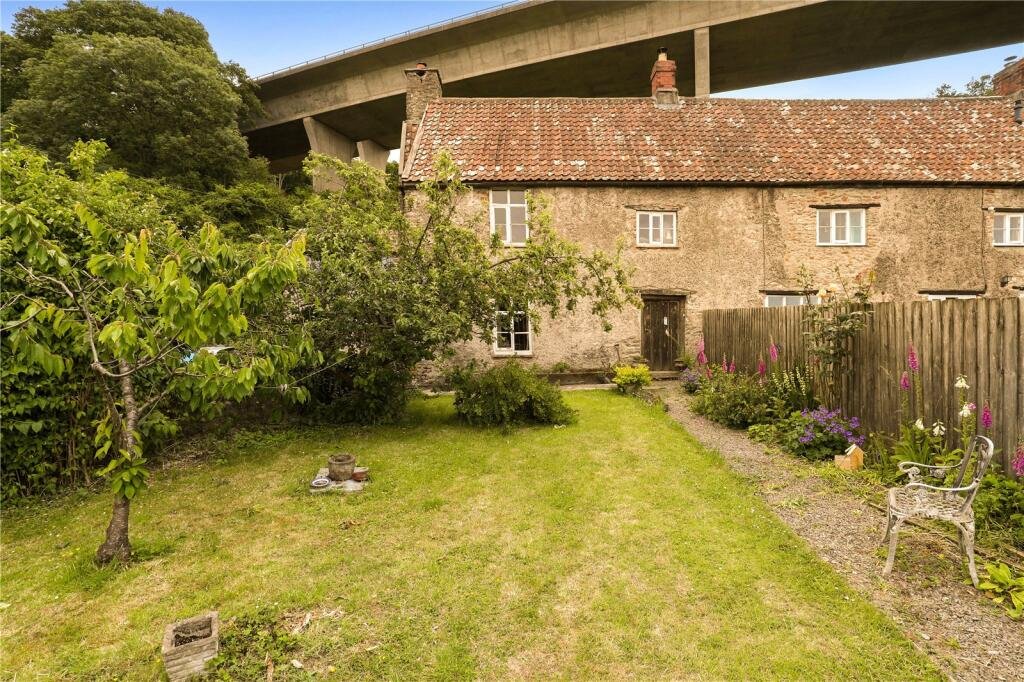 Beautiful countryside home in Clevedon hits the market for £475,000 but its unusual location directly under the M5 motorway is sparking debate and viral interest.