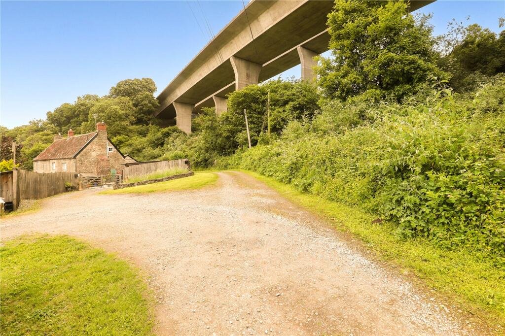 Beautiful countryside home in Clevedon hits the market for £475,000 but its unusual location directly under the M5 motorway is sparking debate and viral interest.