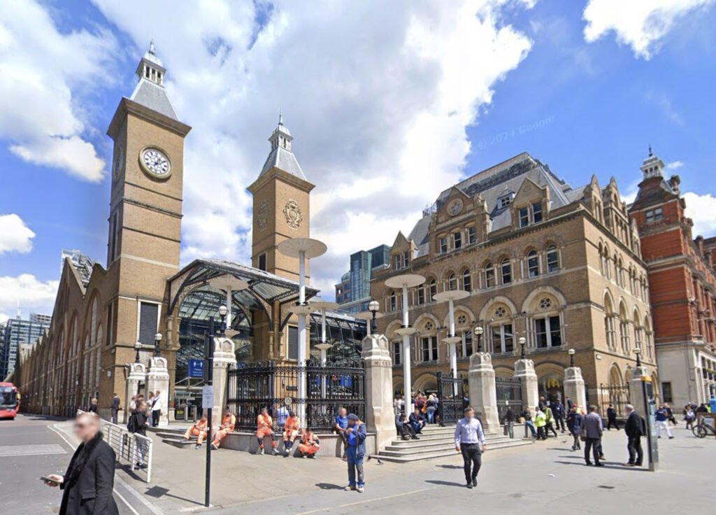 A secure underground parking space near Liverpool Street is renting for £950 a month, exceeding UK average rent and highlighting London’s sky-high property premiums.