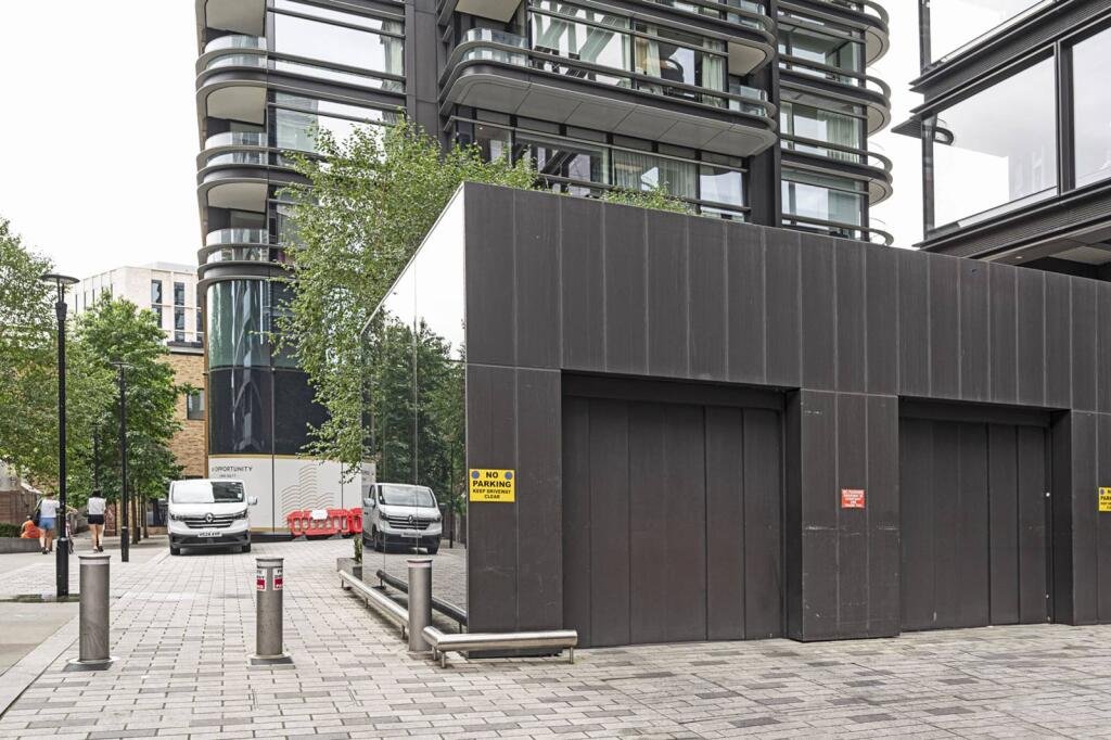 A secure underground parking space near Liverpool Street is renting for £950 a month, exceeding UK average rent and highlighting London’s sky-high property premiums.
