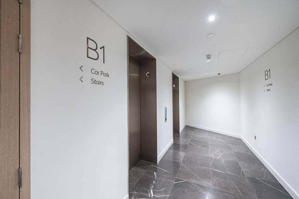A secure underground parking space near Liverpool Street is renting for £950 a month, exceeding UK average rent and highlighting London’s sky-high property premiums.