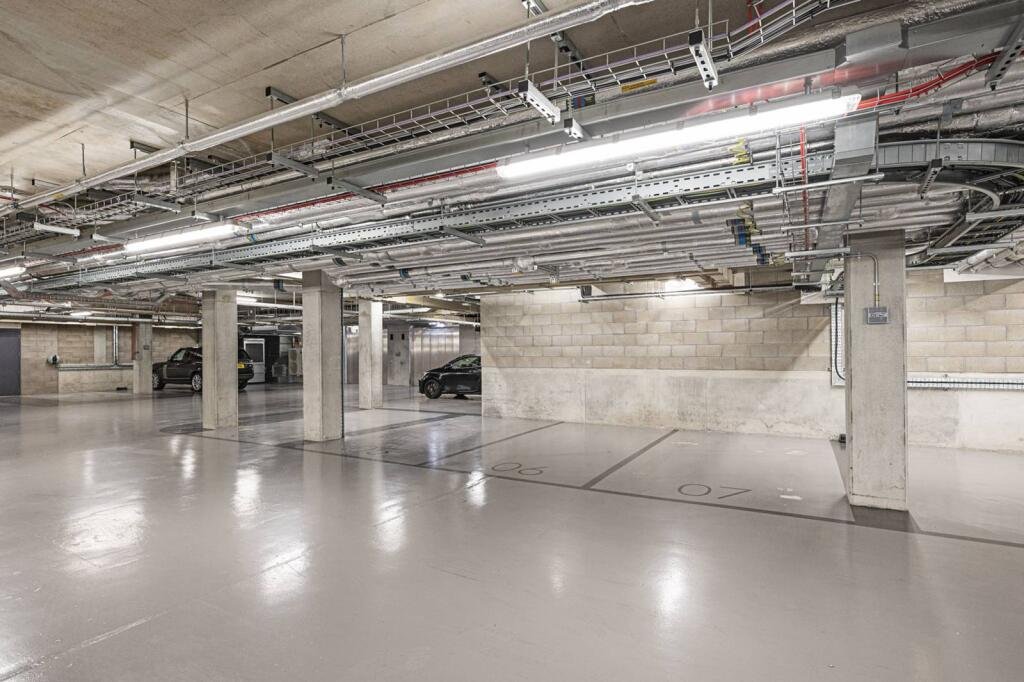 A secure underground parking space near Liverpool Street is renting for £950 a month, exceeding UK average rent and highlighting London’s sky-high property premiums.