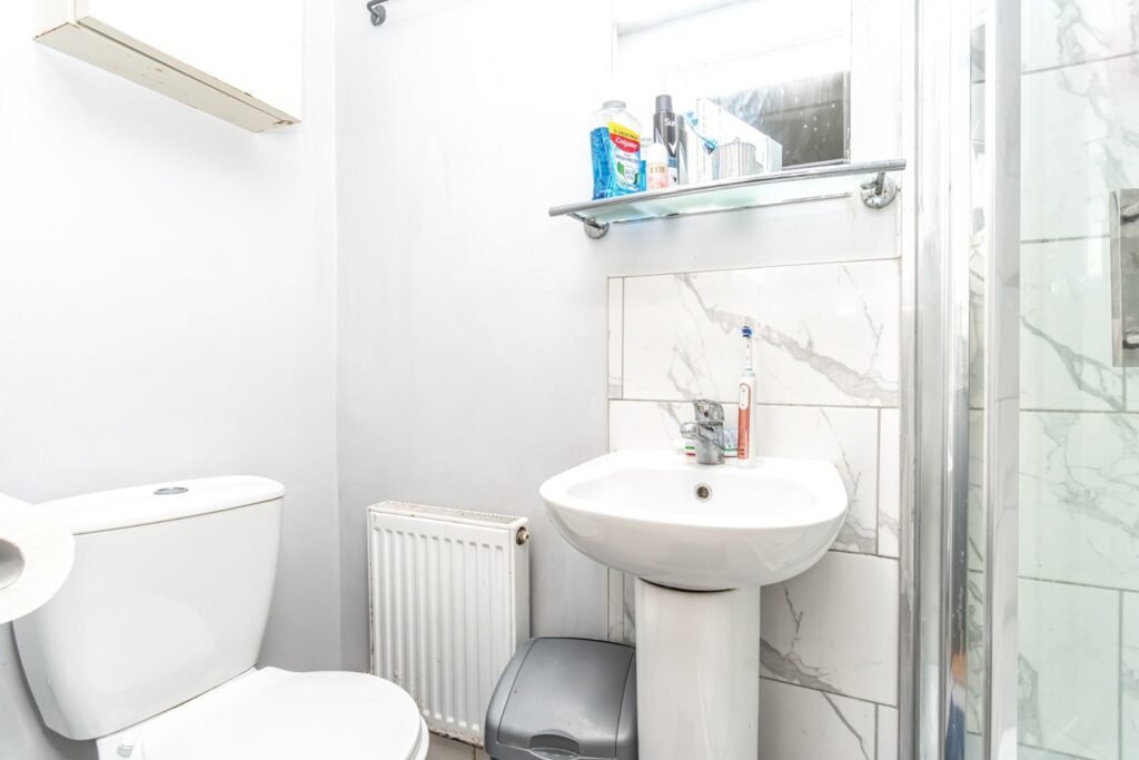 A £1,250 per month North London studio flat features a kids’-style cabin bed, steep ladder access, and minimal space, yet includes bills and claims to suit two tenants.