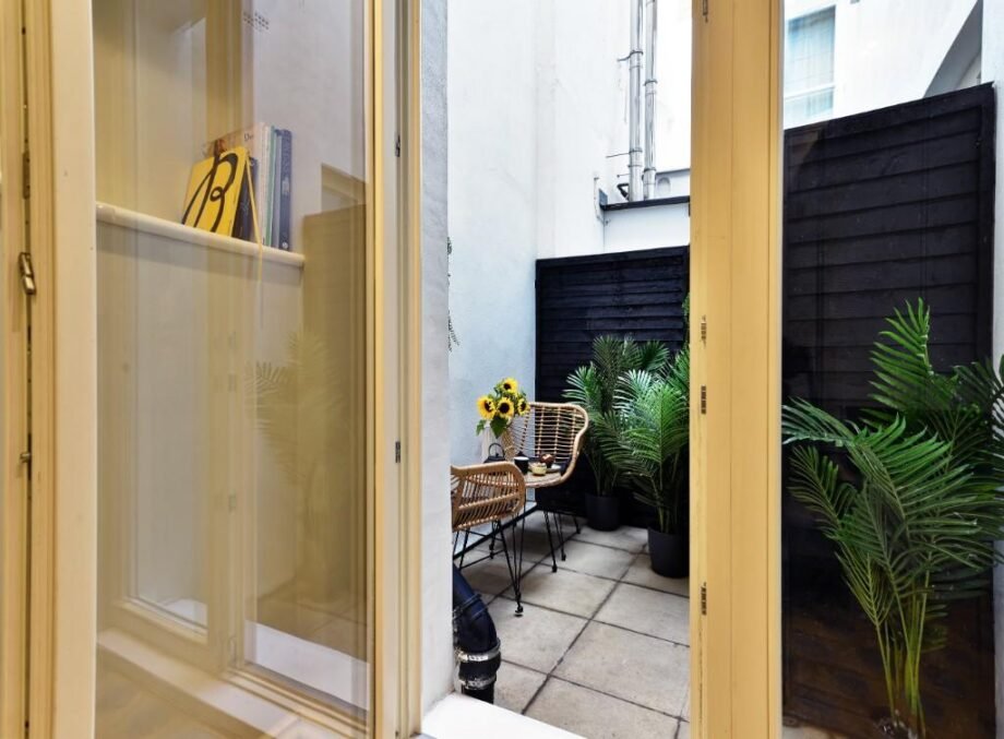 Tiny studio flat up for rent for over £2,500-a-month… and you don’t ...