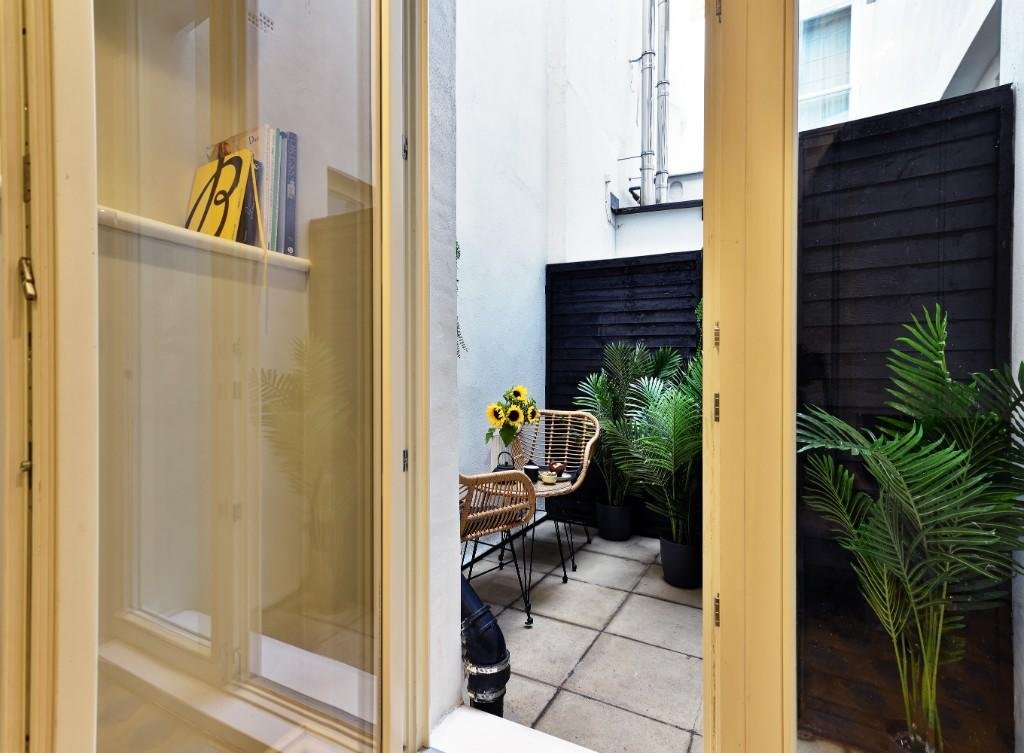Tiny Marylebone flat with sofa bed, shared kitchen, and compact courtyard costs £2,578 a month, offering luxury service but less space than a house in Shildon.