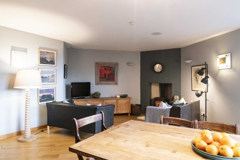 A £1,250 per month North London studio flat features a kids’-style cabin bed, steep ladder access, and minimal space, yet includes bills and claims to suit two tenants.