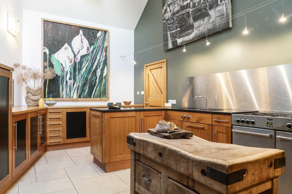 A £1,250 per month North London studio flat features a kids’-style cabin bed, steep ladder access, and minimal space, yet includes bills and claims to suit two tenants.