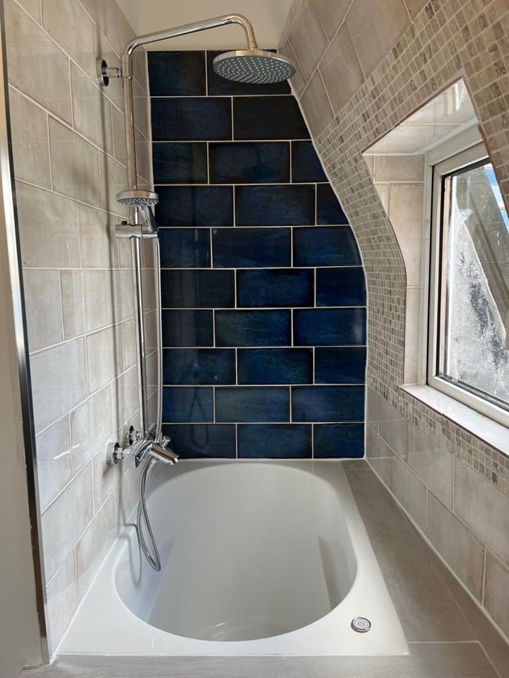 A quirky Bloomsbury studio flat costs £2,295 a month with a hidden mezzanine bedroom, rooftop terrace and period charm but no parking, pets or bills included.